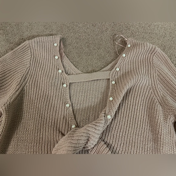 Alison Andrews Women’s Beige Pullover Sweater Twisted Back V-neck Pearls Size M - Picture 2 of 13